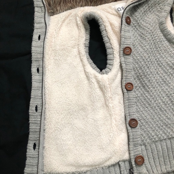 Cavalini Knit Vest with Faux Fur Collar - Picture 7 of 7